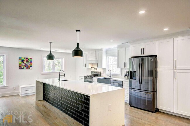 Building Photo - 2170 Edgemore Dr SE