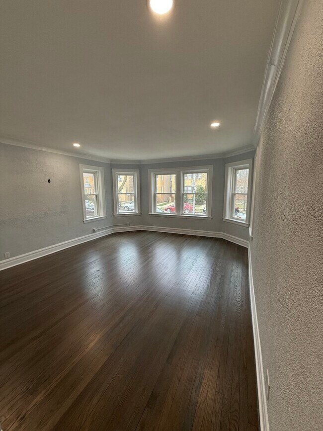 Building Photo - 2827 W Lunt Ave