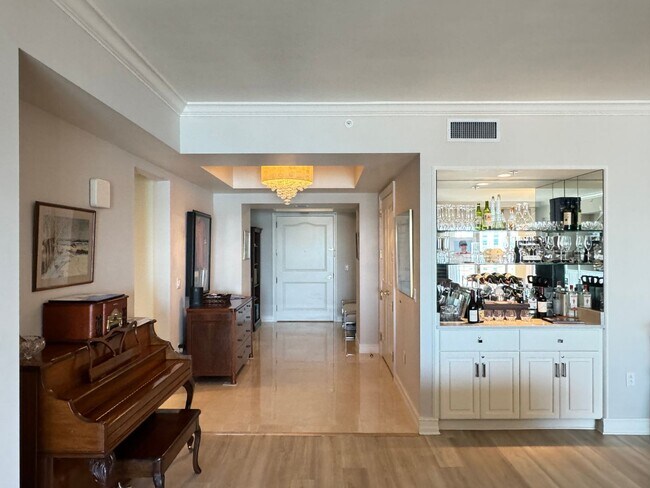 Foto del edificio - Seasonal/short term 3/2 renovated Ritz Carlton beauty with long water views