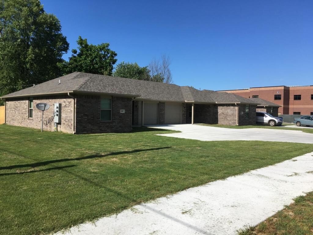 Foto principal - 406 W 2nd St