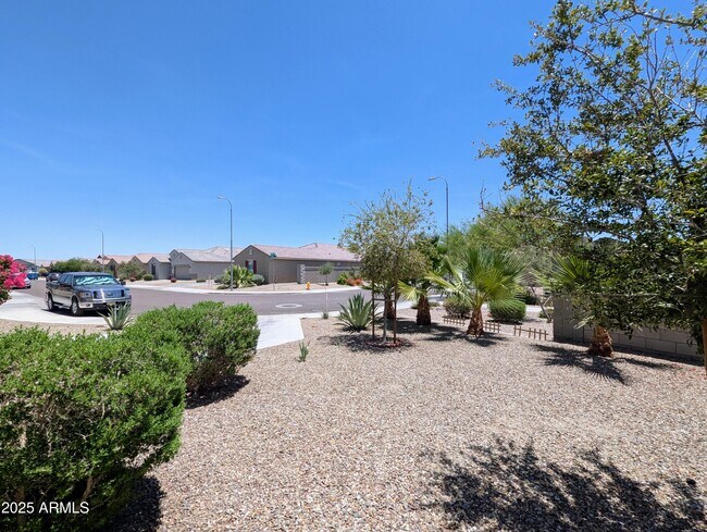 Foto del edificio - 6952 W Golden Ln