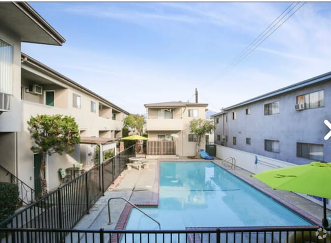 Building Photo - 400 E Live Oak St