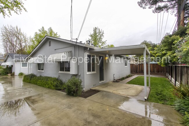 Building Photo - 479 Waverley St