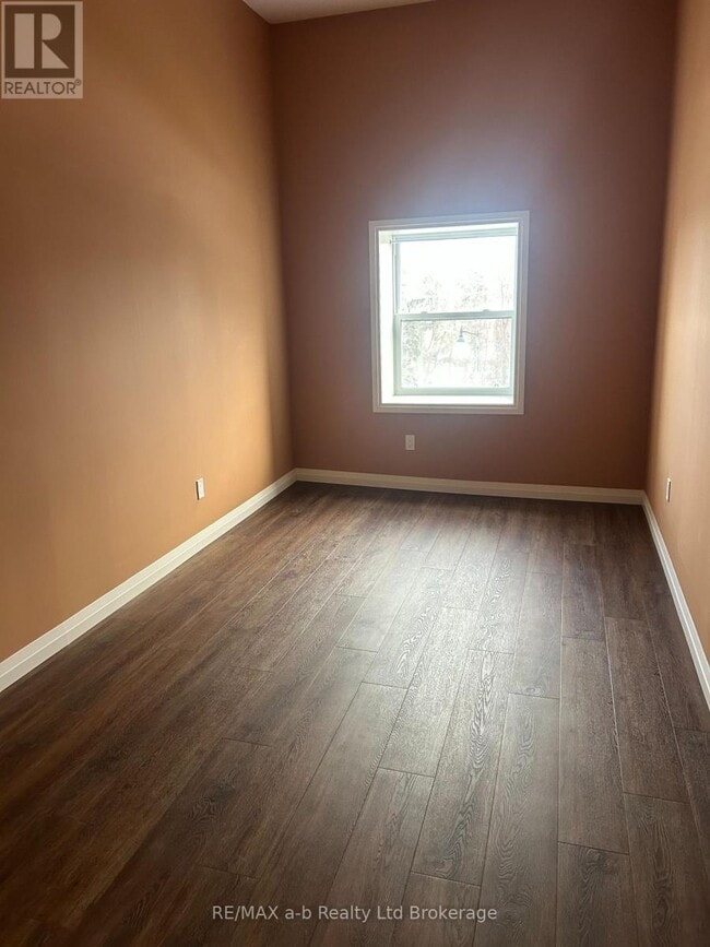 Building Photo - 136 Thames St S