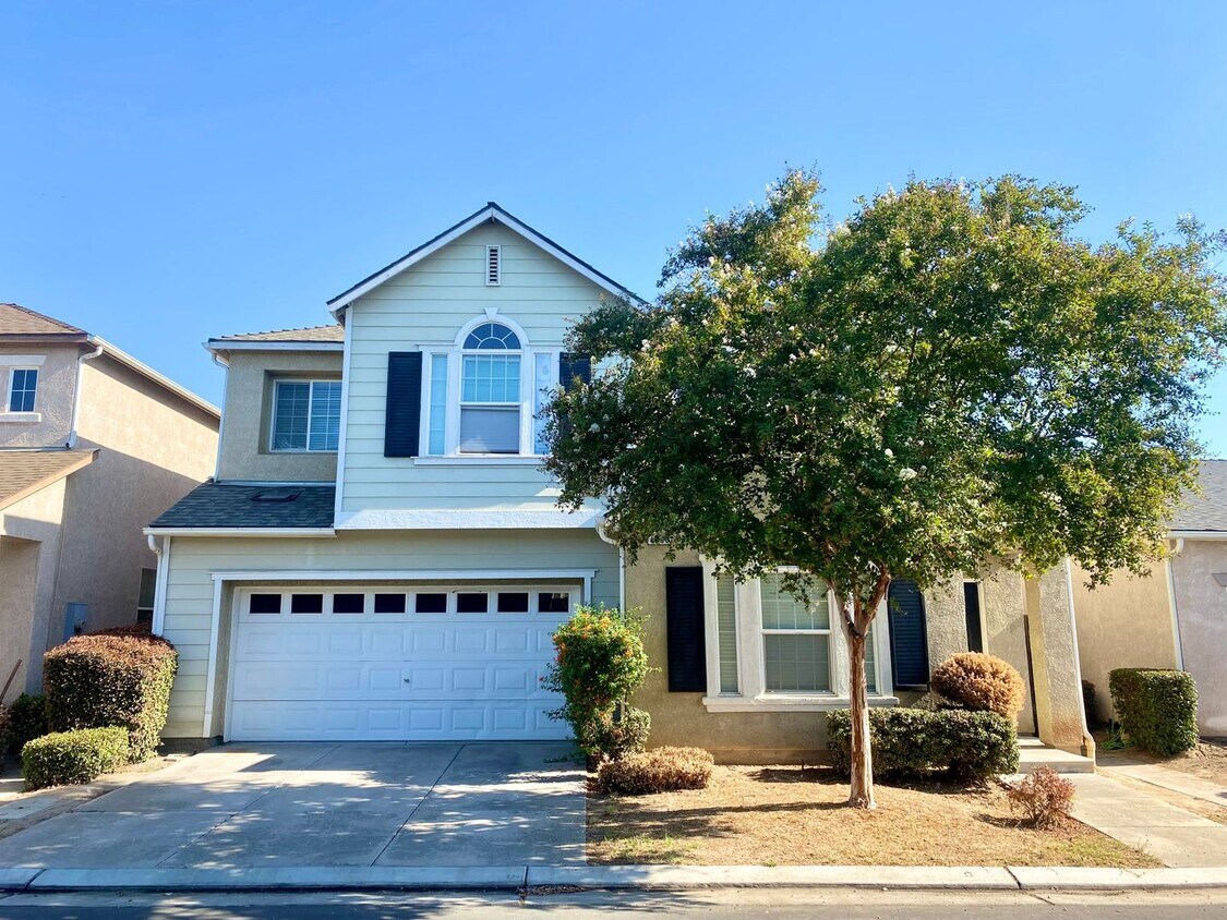Primary Photo - Spacious 4/2.5 off Fig Garden Loop