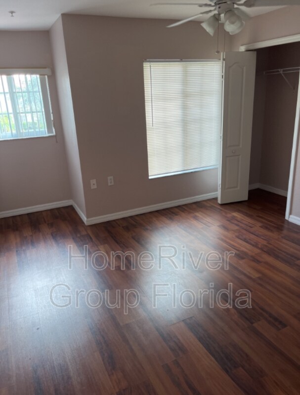 Foto del edificio - 12020 Rain Brook Ave
