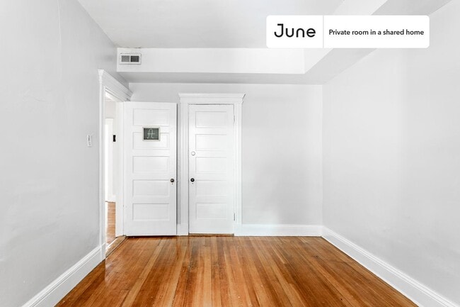 Building Photo - Room in Shared 4 bed/2 bath home in Brookline