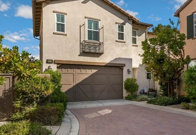 Foto del edificio - Welcome Home to Brea's Premier Living Expe...