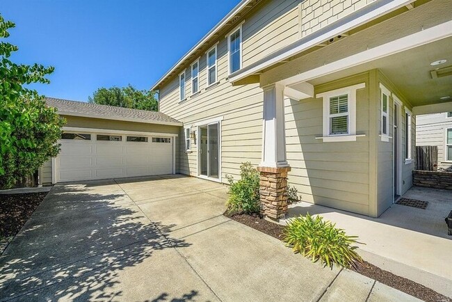 Building Photo - One of Northwest Nicest homes