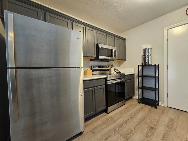 Building Photo - 1408 Riverside Dr