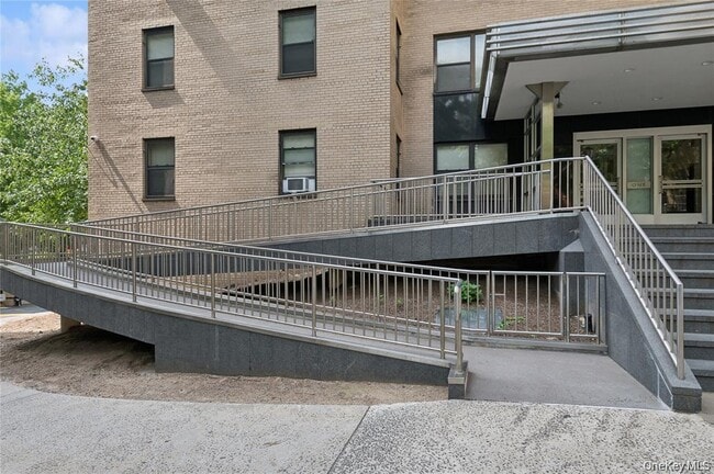 Foto del edificio - 1 Fordham Hill Oval