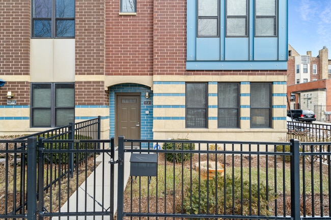 Private front yard - 1141 N Cambridge Ave