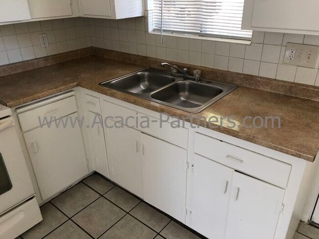 Building Photo - Two Bedroom/One Bath