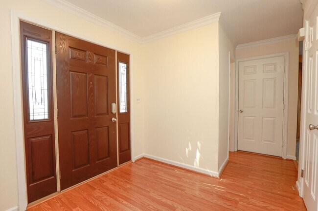 Foto del edificio - Spacious 4BR Home with a Fenced Yard & Jetted Tub