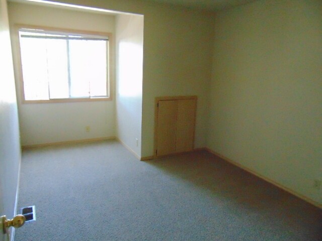 Foto del edificio - Stunning Home - Spacious Rooms !  Large yard
