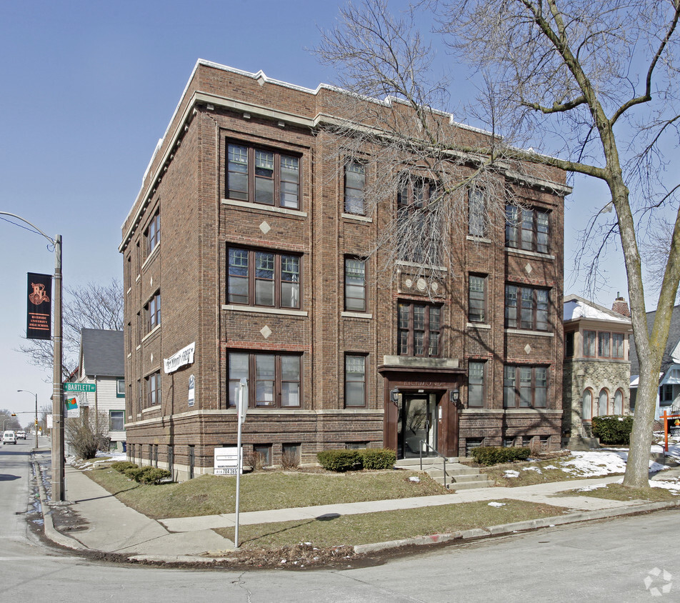 Exterior Facade - Richmond Apartments