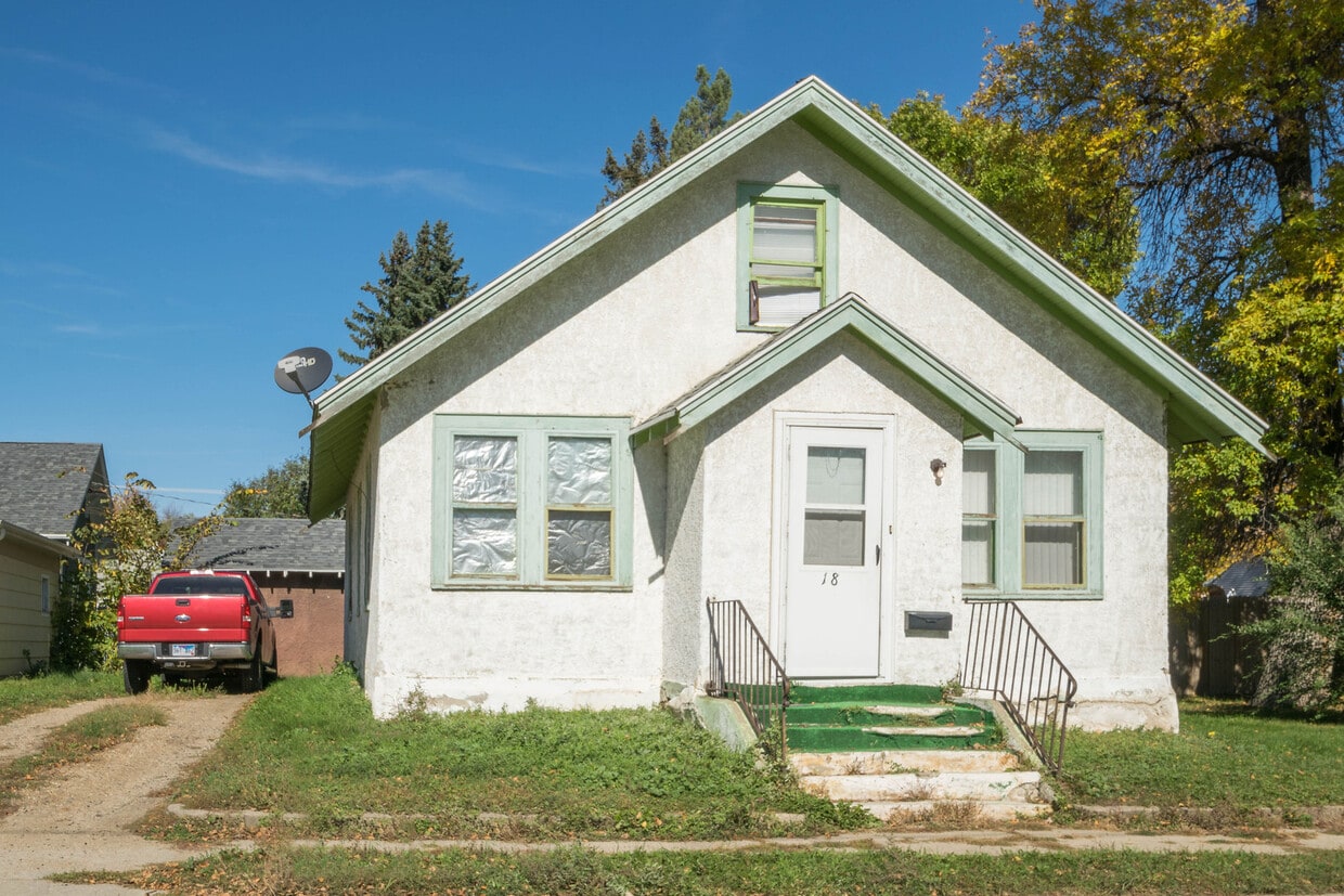 Primary Photo - 18 8th Ave NW