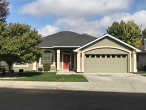 Building Photo - 827 Canyon Park Ave