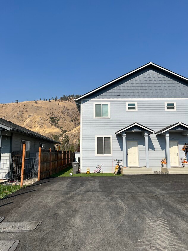124 W Pleasant Ave, Cashmere, WA 98815 Townhouse for Rent in Cashmere
