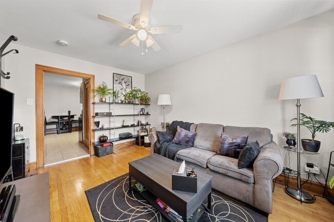 Building Photo - 1025 W 31st Pl