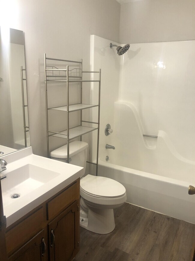 Building Photo - 301 Country Villa Ln