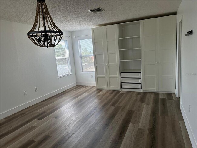 Building Photo - 211 Roseling Crossing