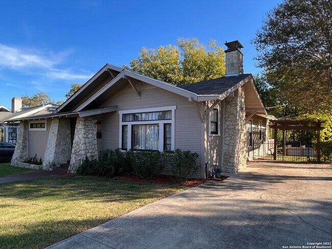 Photo - 502 E Locust St Apartment