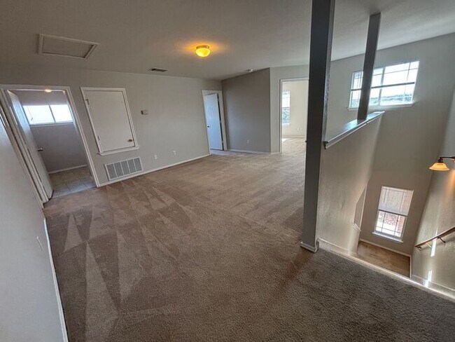 Building Photo - Spacious & Bright 4-Bedroom Home with Mode...