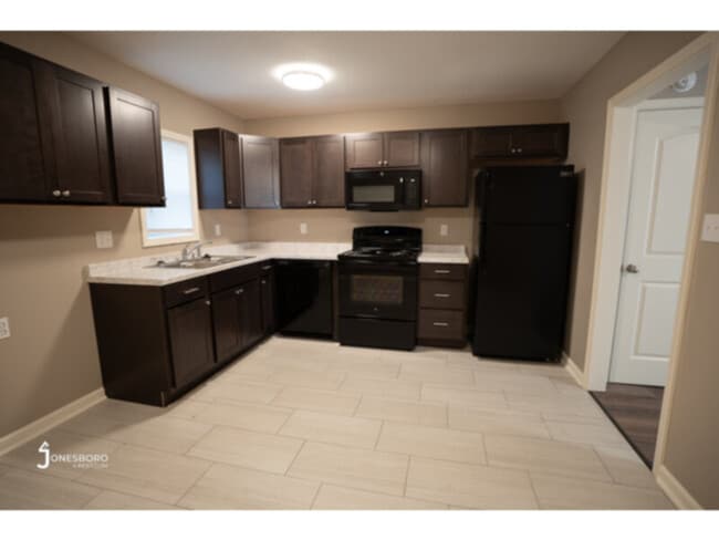 Building Photo - Forest Home Townhouses - NEWLY RENOVATED -...