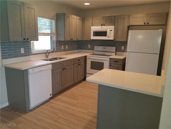 Building Photo - 914 Santa Barbara Blvd