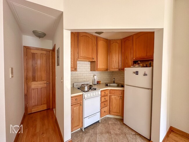 Building Photo - 324 W 76th St