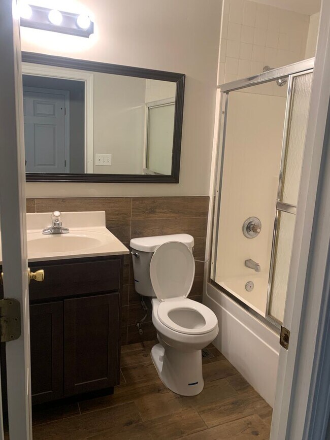 Building Photo - 3 Bedroom Townhome