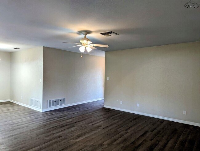 Building Photo - 977 Victoria Dr
