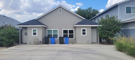 Building Photo - 938 Country Club Dr