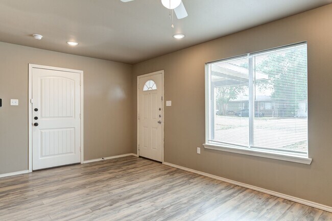 Building Photo - Cozy 3 Bedroom