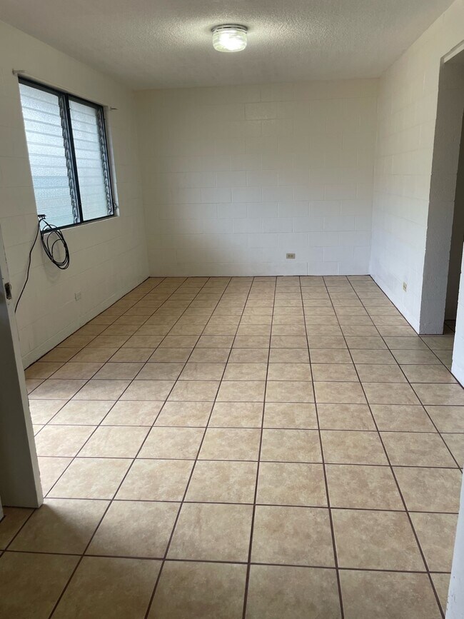 Living Room w/Cable - 623 McNeill St