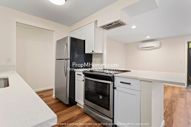 Building Photo - Wonderful Two Bedroom Condo In SE Portland...