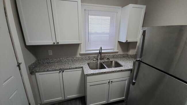 Building Photo - 804 Clay Dr