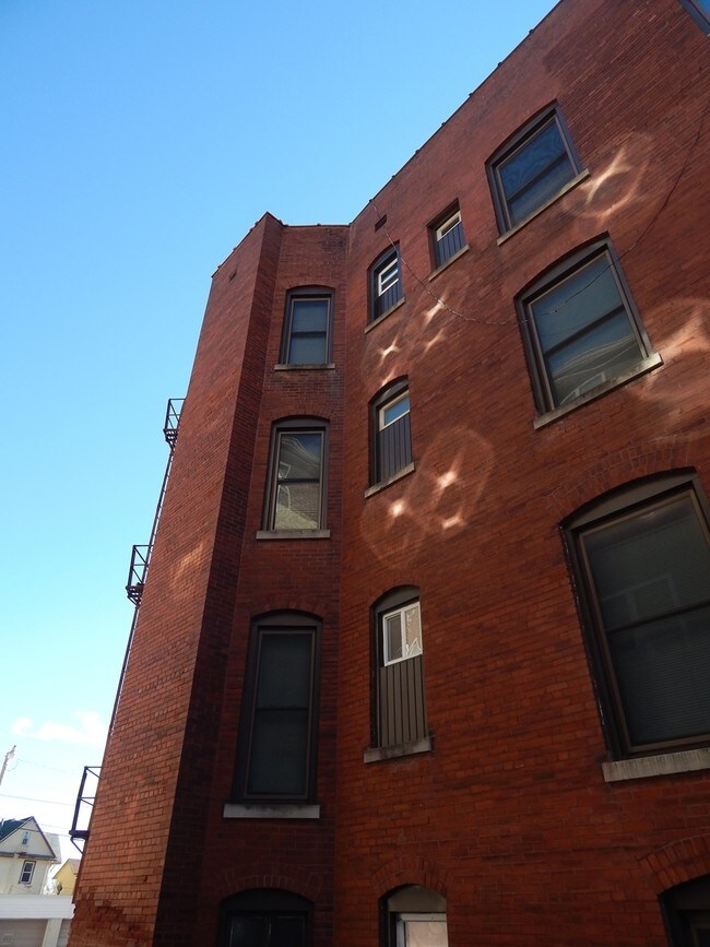 Building Photo - 739 N Perry St
