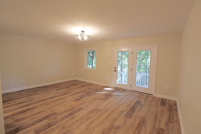 Foto del edificio - 3 level town home in popular Congers Creek...