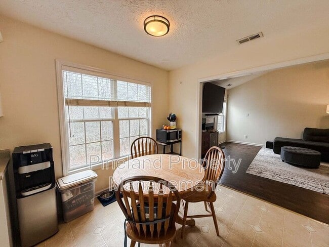 Foto del edificio - 7704 Redwood Ave