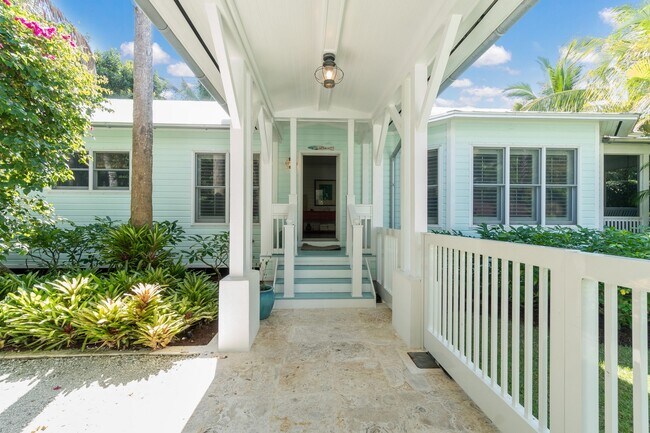 Building Photo - 121 Palm Ave
