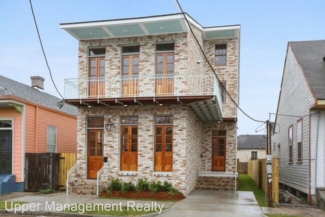 Building Photo - 3 br, 2 bath Apartment - 1809-11 Laharpe 1...