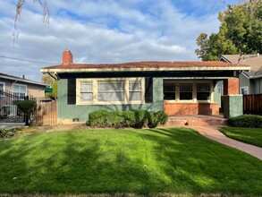 Building Photo - 985 Willow Glen Way