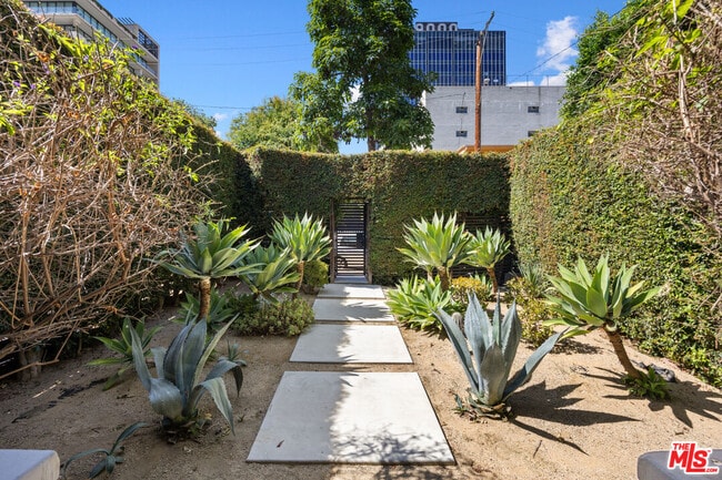 Building Photo - 9014 Harratt St