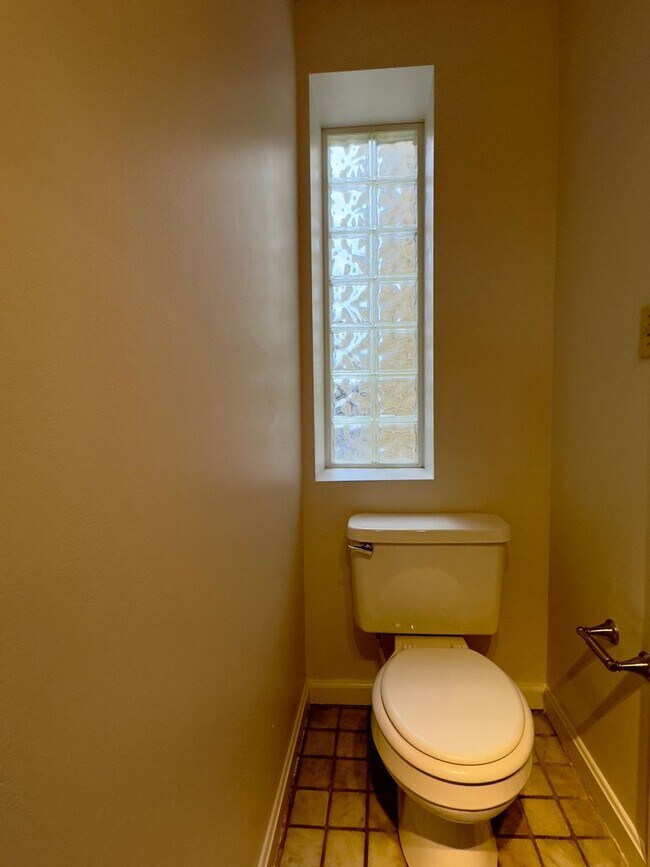 Foto del edificio - Charming 2-Bedroom Townhome with Modern Co...