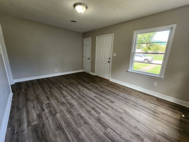 Foto del edificio - Spacious 2-Bedroom, 1-Bathroom Home AVAILA...