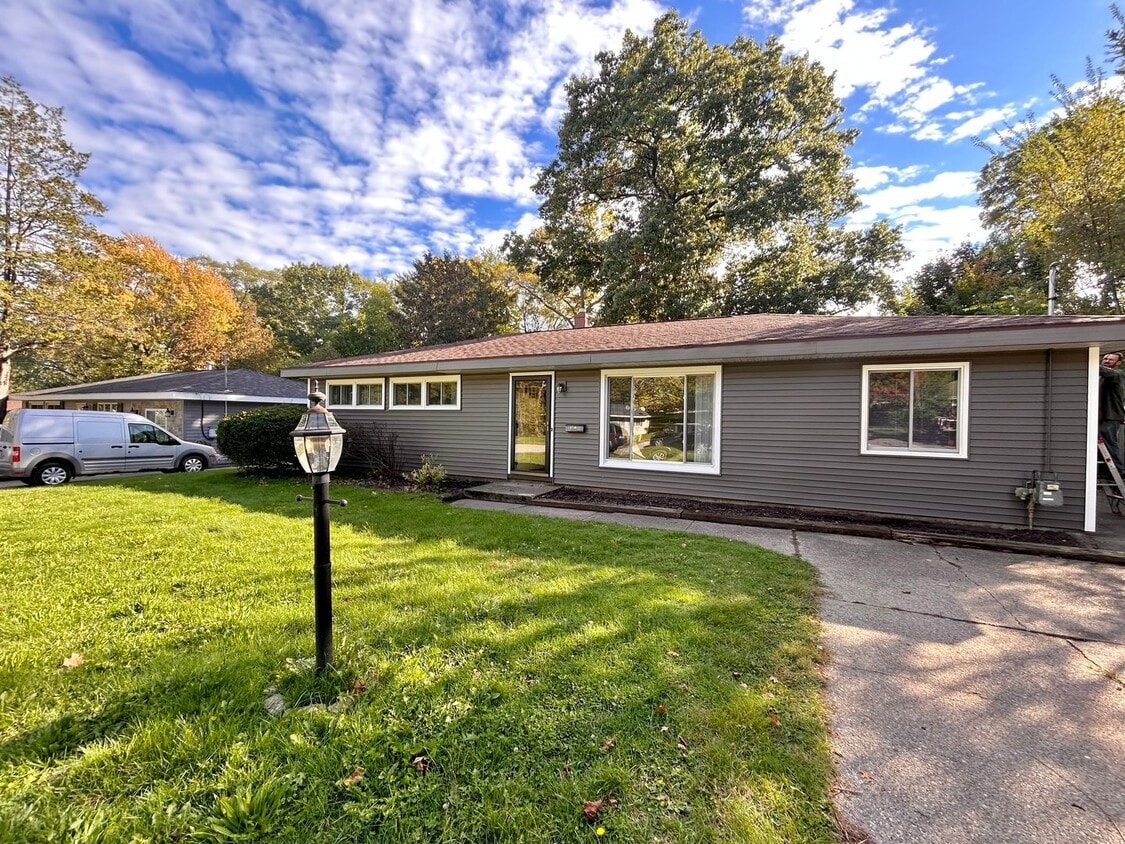 Foto principal - Three Bedroom Ranch in Northeast Grand Rapids