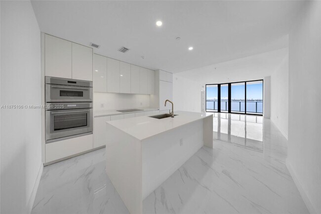 Building Photo - 700 NE 24th St