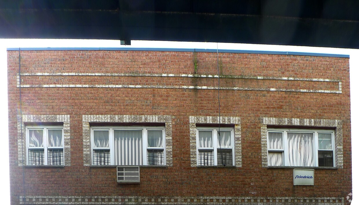 Building Photo - 758 Livonia Ave